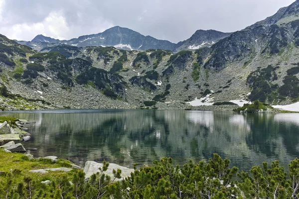 Landskap av Banderishki berghöna Peak och Fish Lake, Pirin berget — Stockfoto