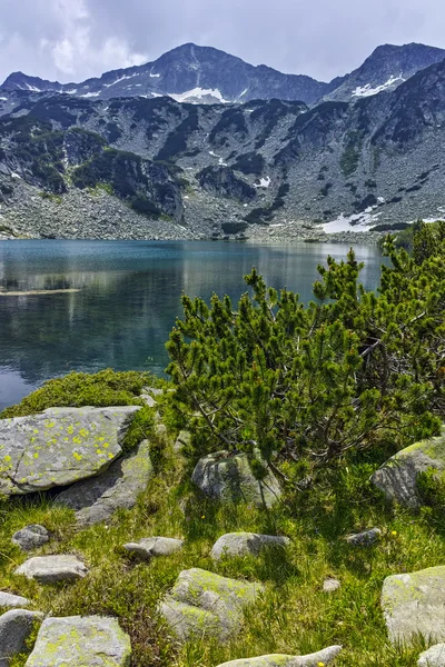 Landscape of Banderishki Chukar Peak and The Fish Lake, Pirin Mountain — Stock Photo, Image