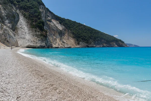 Błękitne wody plaży Myrtos, Kefalonia, Grecja — Zdjęcie stockowe