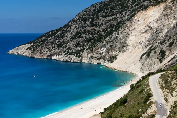 Blue water of beautiful Myrtos beach, Kefalonia,  Greece — Stock Photo, Image