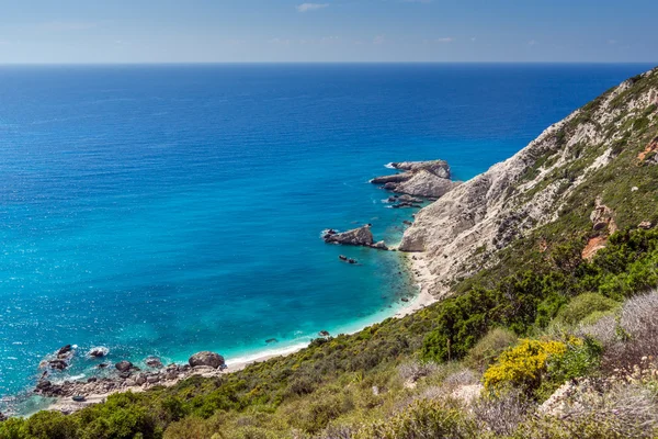 Skály a modré vody poblíž Petani Beach, Kefalonia, Řecko — Stock fotografie