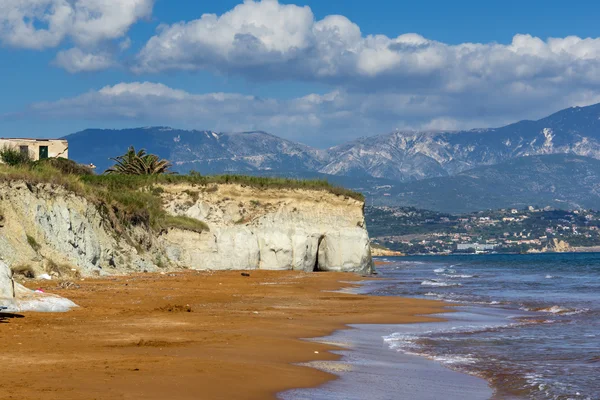Incrível paisagem marinha de Xi Beach, praia com areia vermelha em Kefalonia, Grécia — Fotografia de Stock