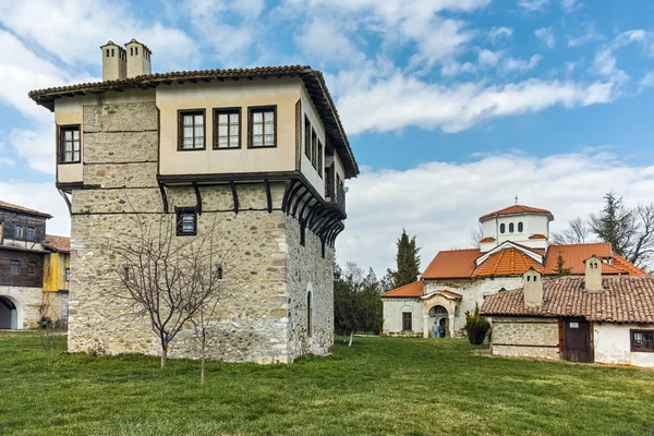 Panorámás kilátás nyílik Saint Nedelya és torony angyal Voivode Arapovo kolostor — Stock Fotó