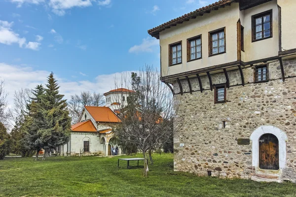 Torre de Ángel Voivoda e iglesia en el Monasterio de Arapovo de Saint Nedelya, Región de Plovdiv — Foto de Stock