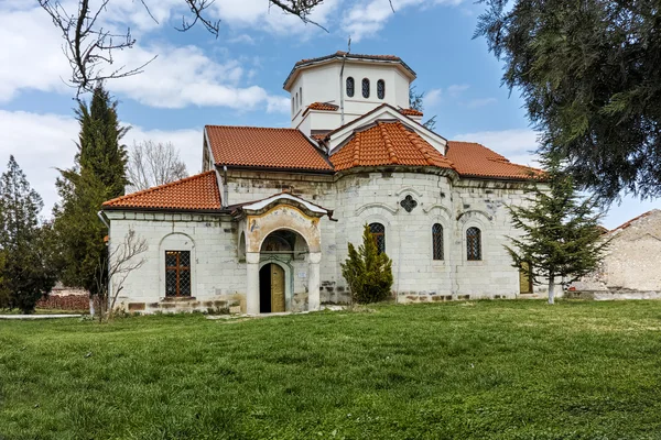 Kościół i trawa zielona w Arapovo klasztorze Saint Sweta Nedelja, Region Płowdiw — Zdjęcie stockowe