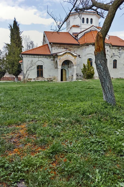 Kerk en groen gras in Arapovo klooster van Saint Nedelya, Plovdiv regio — Stockfoto