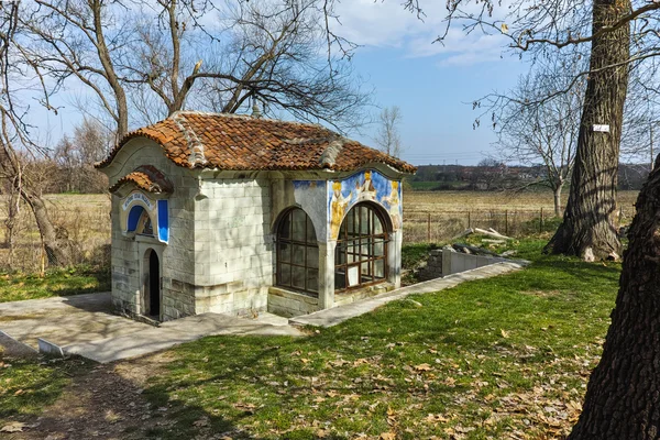 Fonte de água e pequena igreja no Mosteiro de Arapovo de Saint Nedelya, região de Plovdiv — Fotografia de Stock