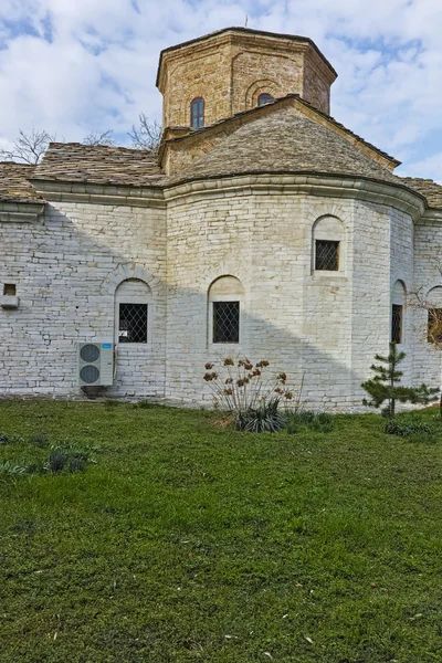 Удивительный вид на церковь Св. Петки в Горноводенском монастыре Св. Кирик и Джулита, Асеновград — стоковое фото