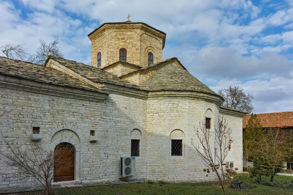 Kyrkan St. Petka och innergård i Gornovoden kloster St. Kirik och Julita, Asenovgrad — Stockfoto