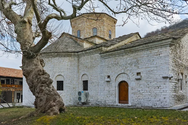 Eglise St. Petka et vénérable arbre dans le monastère de Gornovoden St. Kirik et Julita — Photo