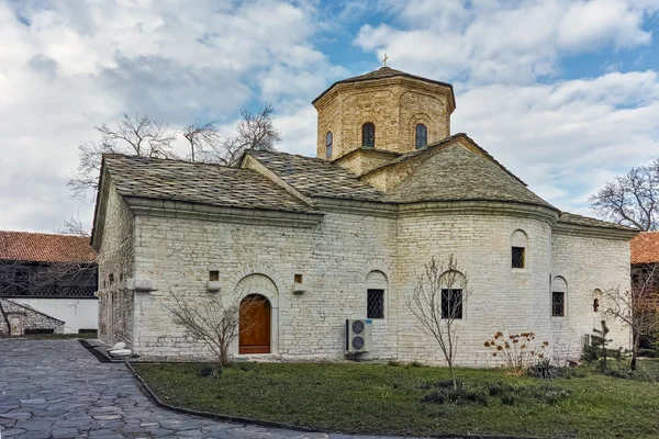 Vnější pohled na kostel St. Petka v Gornovoden klášteře St. Kirik a Julita, Asenovgrad — Stock fotografie