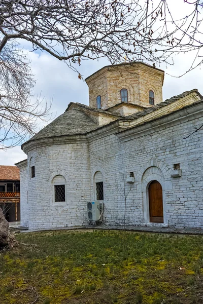 Church St. Petka and venerable tree in Gornovoden monastery St. Kirik and Julita, Asenovgrad,  Plovdiv Region — Stock Photo, Image