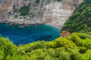 Mavi su ve kayalar Zakynthos Adası'nda küçük Beach,