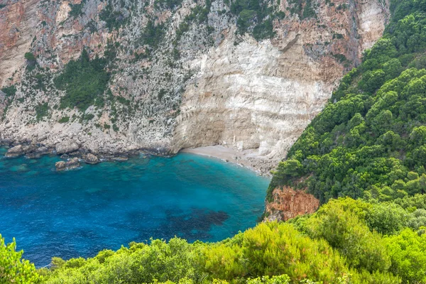Agua azul y rocas de playa en la isla de Zakynthos —  Fotos de Stock
