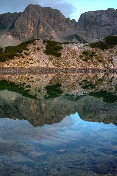 Reflexão de rochas no lago Sinanitsa, Montanha Pirin — Fotografia de Stock