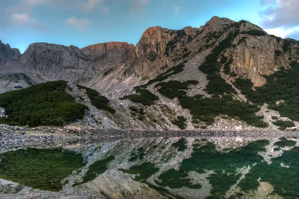 反映了多岩石的山峰在 Sinanitsa 湖，皮林山 — 图库照片