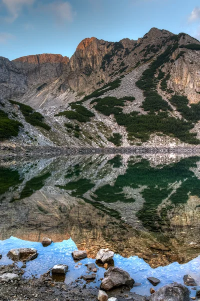 Increíble amanecer sobre el pico y el lago de Sinanitsa, montaña Pirin —  Fotos de Stock