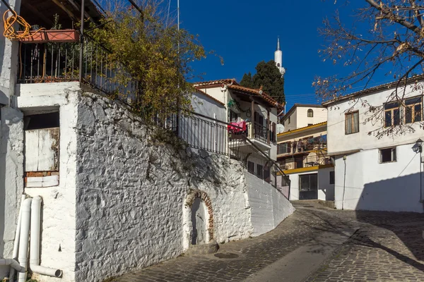 Rue et mosquée typiques de la vieille ville de Xanthi, Macédoine orientale et Thrace — Photo