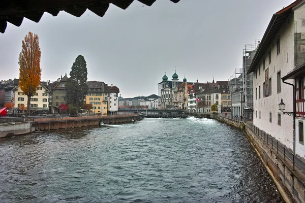 Ciudad de Luzern y reflejo del casco antiguo en el río Reuss , — Foto de Stock