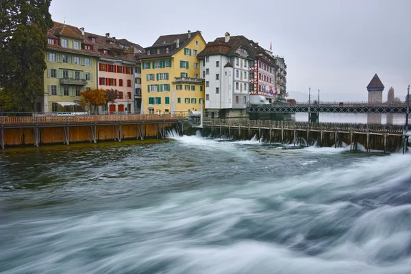 Luzern város és tükrözi a régi város a Reuss-folyó — Stock Fotó
