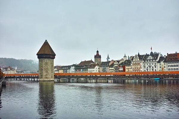 Ködös reggel és a Kápolna híd, Reuss folyón, Luzern — Stock Fotó