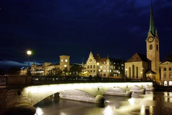 Night photo of Fraumunster Church and bridge over Limmat River, city of Zurich — Stock Photo, Image