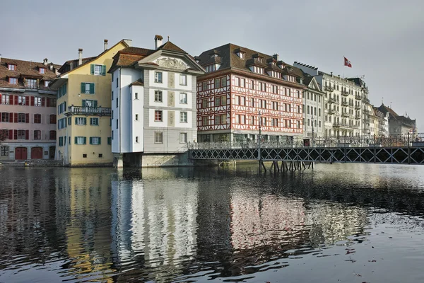 Casco antiguo y puente sobre el río Reuss, Lucerna — Foto de Stock