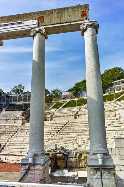 Prachtig uitzicht van kolommen in de oude Romeinse theater in Plovdiv — Stockfoto