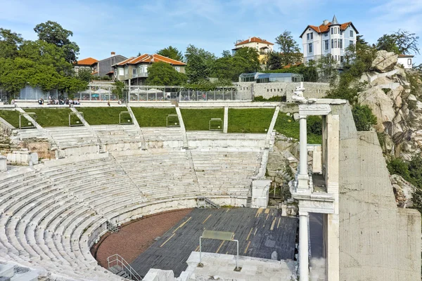 Eski şehir Plovdiv ve antik Roma Tiyatrosu Plovdiv şaşırtıcı panorama — Stok fotoğraf