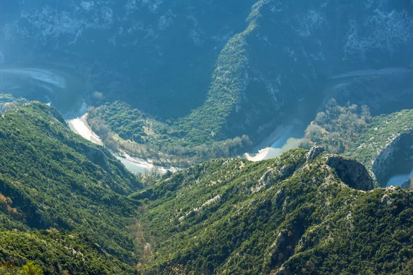 Incrível meandro de Nestos Gorge perto da cidade de Xanthi, Grécia — Fotografia de Stock