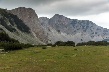 Sinanitsa tepe, Pirin Dağı üzerinde kara bulutlar ile manzara