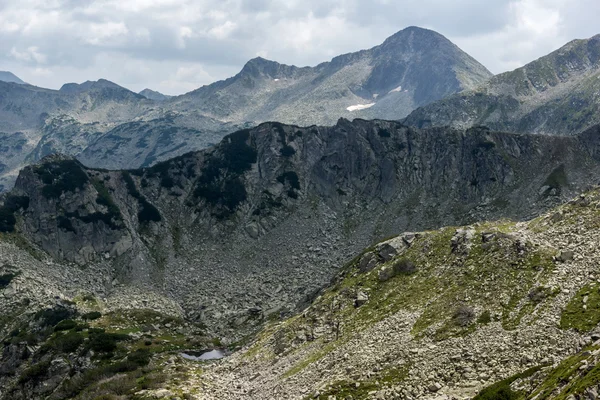 Panorama z Banderitsa předat Banderishki Chukar vrchol, pohoří Pirin — Stock fotografie