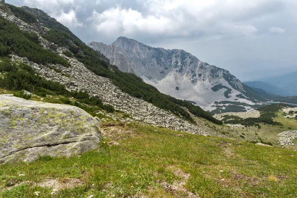 Incredibile vista della vetta Sinanitsa dal passo Sinanishka, Pirin Mountain — Foto Stock