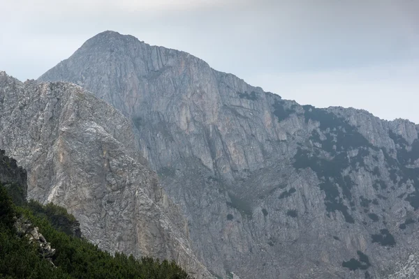 Niesamowity widok na klify Sinanitsa szczyt, góry Pirin — Zdjęcie stockowe