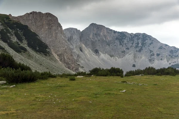 Landskap med mörka moln över Sinanitsa peak, Pirin berget — Stockfoto