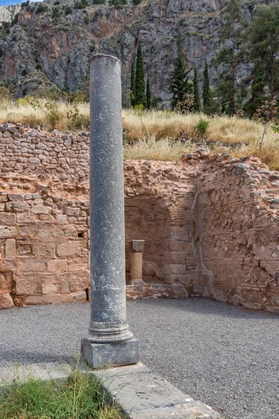 Στήλες της αρχαίας ελληνικής αρχαιολογικός χώρος των Δελφών — Φωτογραφία Αρχείου