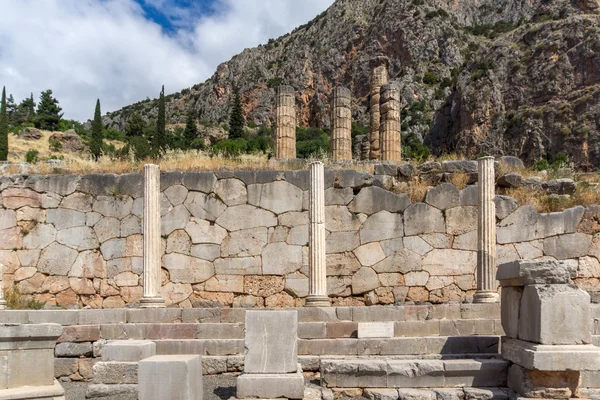 Στήλη ο ναός του Απόλλωνα στην αρχαία ελληνική αρχαιολογικός χώρος των Δελφών — Φωτογραφία Αρχείου