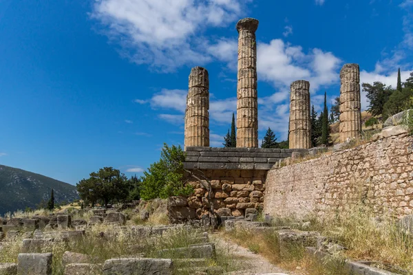 Στήλη ο ναός του Απόλλωνα στην αρχαία ελληνική αρχαιολογικός χώρος των Δελφών — Φωτογραφία Αρχείου