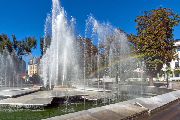 Adembenemend uitzicht op fontein en regenboog in het centrum van de stad van Pleven — Stockfoto