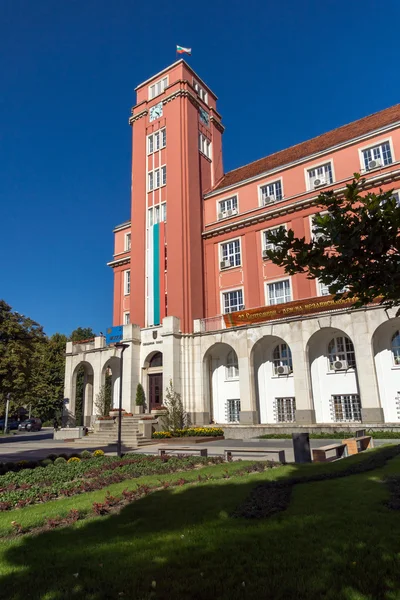 Edificio del Ayuntamiento en el centro de Ciudad de Pleven — Foto de Stock