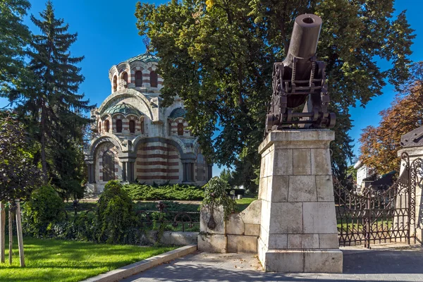 Cannon from the Russo-Turkish War of 1877-1878 and St. George the Conqueror Chapel Mausoleum — Stock Photo, Image