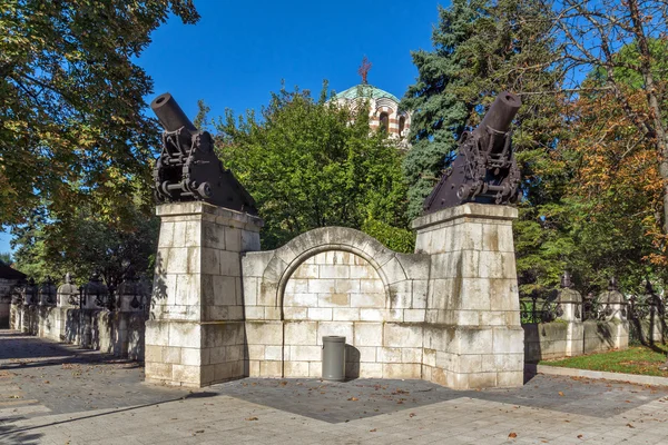 Cañón de la guerra Russo-Turca de 1877-1878 y St George el Mausoleo de la capilla de conquistador — Foto de Stock