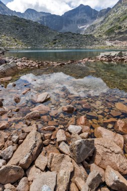 Musala tepe ve Musalenski gölleri, Rila Dağı yansıması üzerinde bulutlar