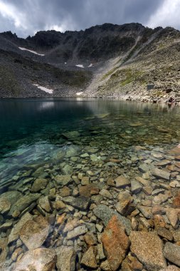 Ledenoto (ICE) Gölü ve bulutlar üzerinde Musala tepe, Rila Dağı