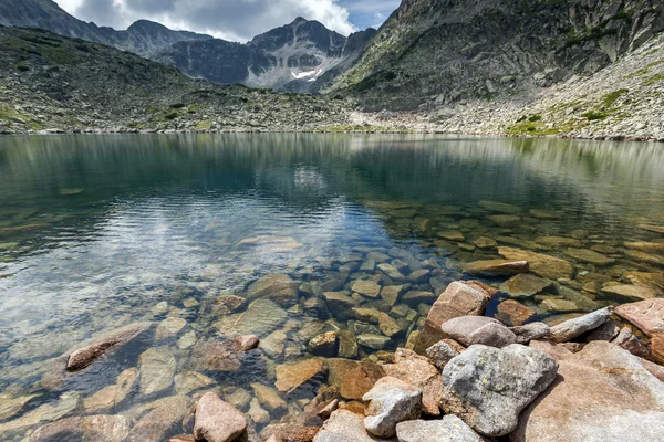 Pietre nell'acqua e riflesso dei laghi Musalenski, montagna di Rila — Foto Stock