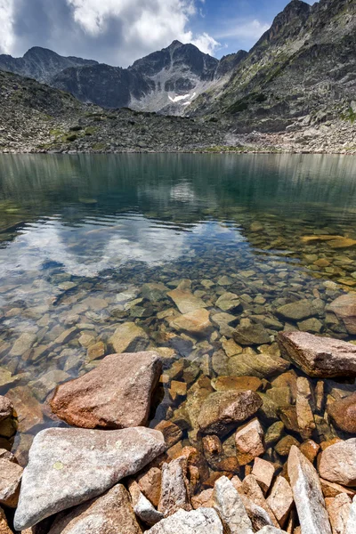 景观与里拉山 Musalenski 湖泊水中的石头 — 图库照片