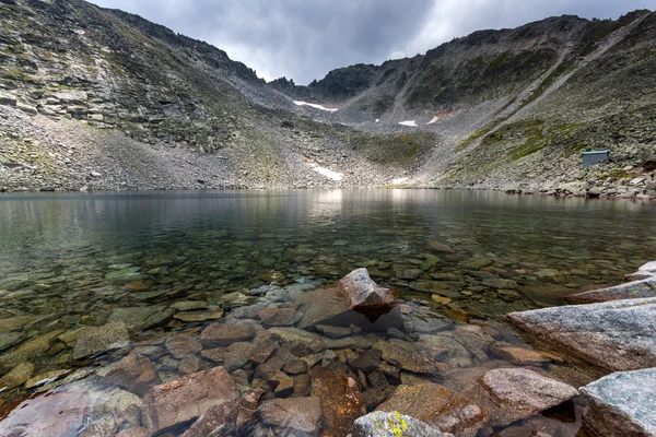 Klares Wasser des Ledenoto-Sees und des Musala-Gipfels, des Rila-Gebirges — Stockfoto