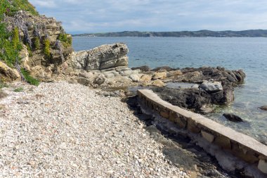 Deniz manzarası kayalar ve küçük plaj Ammouliani Adası, Athos, Chalkidiki, orta Makedonya