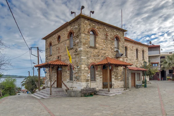 Casa de pedra e barco velho na ilha de Ammouliani, Athos, Chalkidiki, Macedônia Central — Fotografia de Stock