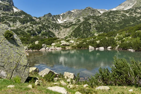 Úžasná krajina jezer Banski a malé Polezhan peak, pohoří Pirin — Stock fotografie